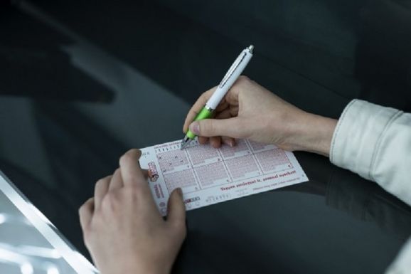 Beindult a lottóturizmus Magyarországon – az erdélyi szerencsevadászokat is csábítja a hatalmas nyeremény (SZAVAZZ!)