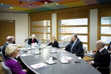 FRISSÍTVE – Tíz perc alatt megszavazták Brüsszelben az Ukrajnának nyújtandó támogatást – Ezért nem vétózott Orbán Viktor