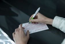 Beindult a lottóturizmus Magyarországon – az erdélyi szerencsevadászokat is csábítja a hatalmas nyeremény (SZAVAZZ!) 