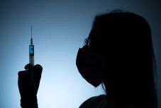 Ügyvédet keres a kormány, aki képviseli majd a Pfizer-perben