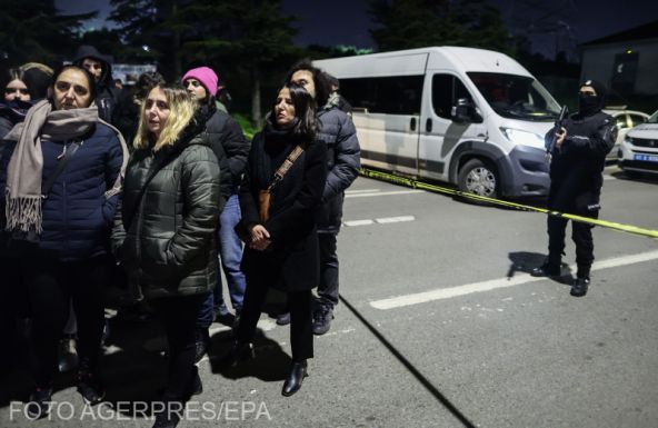 Fegyveres férfi ejtett túszokat egy törökországi gyárban