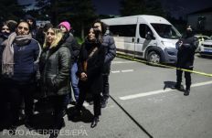 Fegyveres férfi ejtett túszokat egy törökországi gyárban