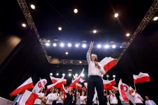 Brüsszel beállt Tusk mögé, miközben az új kormány rendteremtése egyre inkább tűnik tisztogatásnak