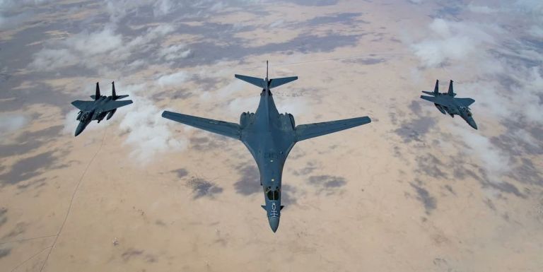 Amerikai nehézbombázók támadtak iraki és szíriai célpontokat