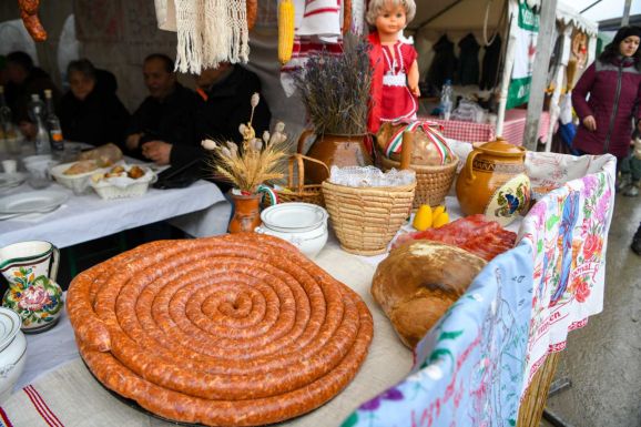 Szatmár Megyei Böllérverseny: Csanálos csapata nyert műsorával és 71 méteres kolbászával (VIDEÓ)