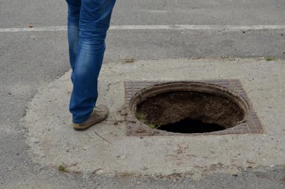 Csatornatetőket lovasítottak meg az ócskavasgyűjtők Székelyudvarhelyen