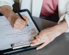 Visszakoznak: mégis megszüntetnék a betegszabadságra kivetett adót