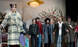 Megsérült a színésznő, miután előadás közben rádőlt a díszlet