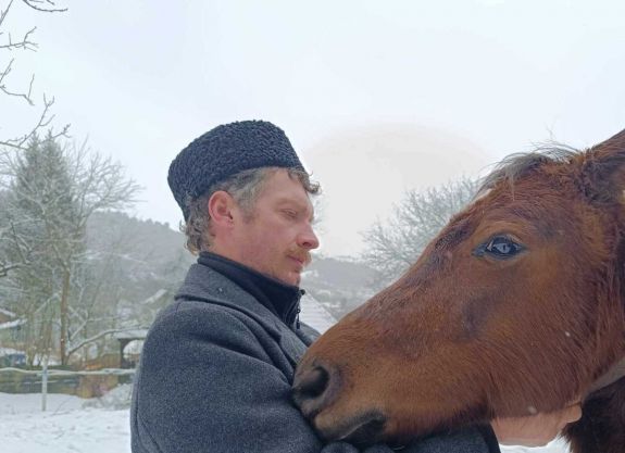 A székely művész, aki a paraszti létért hagyta Budapestet, Párizst: ma lovakat tart, erdőn-mezőn dolgozik az alkotás mellett