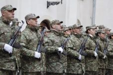 Dolgoznak az önkéntes katonai szolgálat bevezetésén