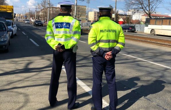 Őrizetbe vettek egy rendőrt, mert bár felfüggesztették a jogosítványát, több ízben is vezetett