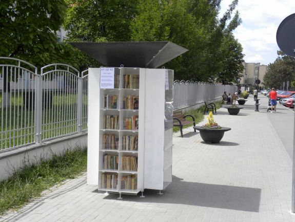 Eltüzelhették a dévai szabadtéri minikönyvtárak köteteit