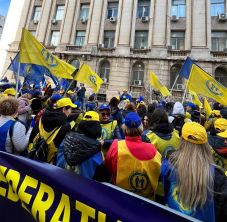 Bukarestben tüntetnek az egészségügyi alkalmazottak – becstelenséggel vádolják a kormányt