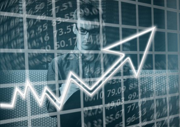 A gazdasági növekedésnél sokkal gyorsabban drágul az államadósság finanszírozása