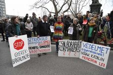 FRISSÍTVE: Novák Katalin lemondásáért tüntettek Budapesten