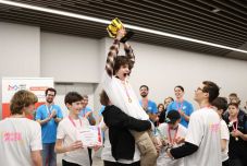 Rekordot döntöttek egy nemzetközi Lego-versenyen a székely gyerekek, akik falvakból utaznak a városba, hogy robotokat programozzanak