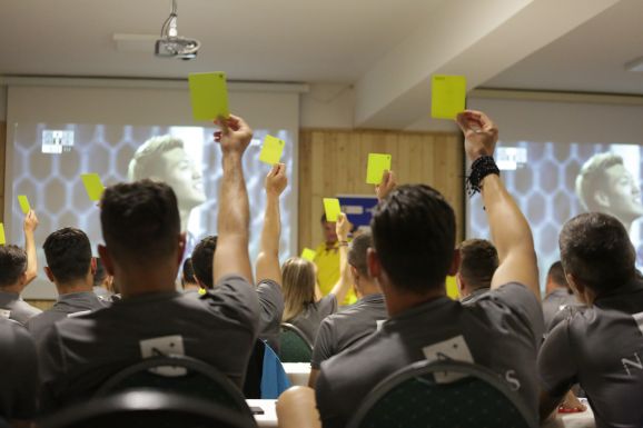 „A kéklap egy baromság” – háborgás a tervezett szabálymódosítás miatt (SZAVAZZ!)