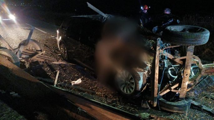 Kivilágítatlan lovas szekérbe rohant egy autó