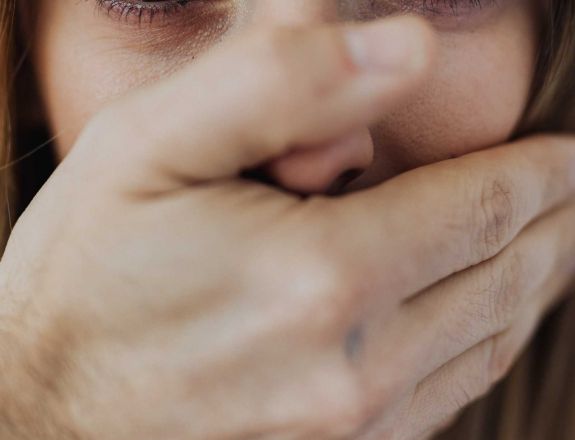 Elfogták a férfit, aki hónapokon át szexuális kapcsolatra kényszerített és zsarolt egy 16 éves fiatalt