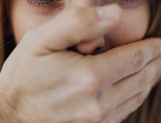 Elfogták a férfit, aki hónapokon át szexuális kapcsolatra kényszerített és zsarolt egy 16 éves fiatalt