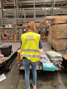 Vámosoknál tartanak házkutatásokat – beengedték az országba a hamisított ruhákat és lábbeliket