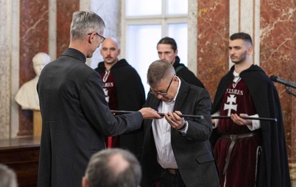 Erdélyi költő kapott Balassi Bálint-emlékkardot 