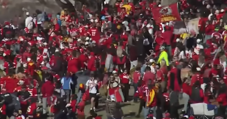 Egy ember meghalt és több mint húszan megsebesültek egy lövöldözésben a Kansas City Chiefs Super Bowl-győzelmét követő parádén