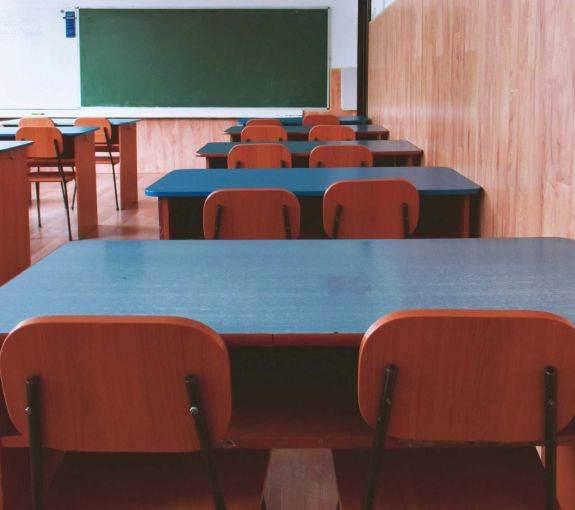 Döntött az iskola a könnygázspray-t használó diák és társai ügyében