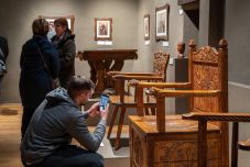 Kígyók, sárkányok, griffmadarak – Kristó János faragómester munkáiból nyílt kiállítás