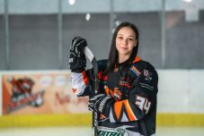 „Az akadémiánál azt is megtanultam, mitől lesz értékes egy ember” – Interjú a gyergyószentmiklósi Bende Júlia jégkorongozóval