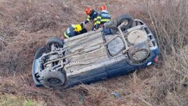 Meghalt egy 10 éves kislány, miután felborult az autó, amelyben utazott