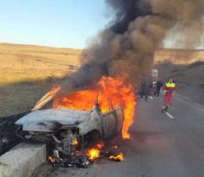 Halálra égett egy sofőr, miután hídfőnek ütközött és kigyúlt az autója