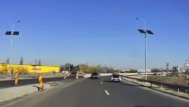 Utolsó pillanatban sikerült elkerülni a tragédiát, a forgalommal szembehajtott a sofőr (VIDEÓ)