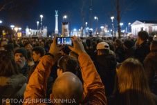 Álruhás tüntetés