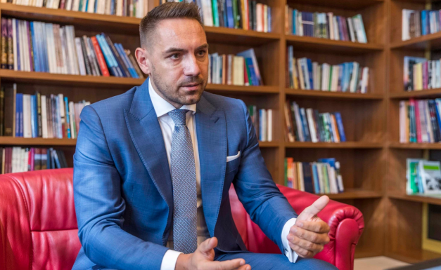 Kiakadt az Európai Néppárt a szlovákiai Magyar Szövetség alelnökének horogkeresztes bejegyzésén