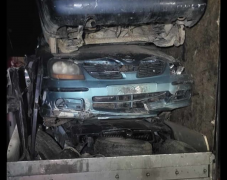 FRISSÍTVE – Abszurd: autó tetejére monyókolt autó „vitt el” egy szemafort Kézdivásárhelyen