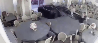 Baleset Herkulesfürdőn: betörte az ajtót, és az étterem közepén állt meg egy autó