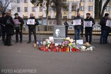 Virágokkal és gyertyagyújtással emlékeztek meg Navalnijra a bukarestiek