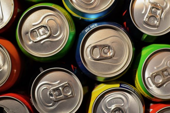 A gyártók nyomása ellenére megtiltják, hogy energiaitalokat adjanak el kiskorúaknak