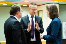 Szijjártó Péter: kigyomlálták az EU tizenharmadik szankciós csomagjából a magyar érdekeket sértő elemeket