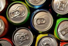 A gyártók nyomása ellenére megtiltják, hogy energiaitalokat adjanak el kiskorúaknak