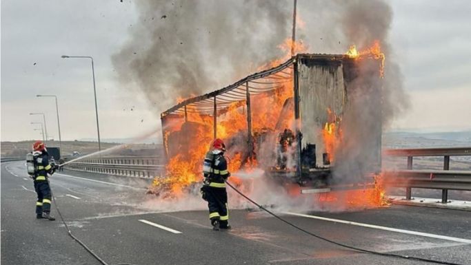 Kigyulladt egy teherautó az A1-es autópályán