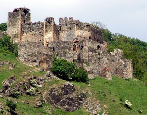 Összeomlott a solymosi vár egyik fala – a turistáknak azt tanácsolják, ne menjenek közel