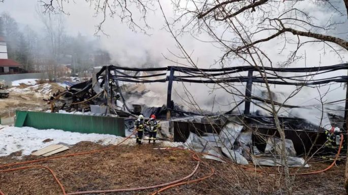Leégett egy műanyagraktár Brassó megyében – A tűzoltók hét órán át küzdöttek a lángokkal