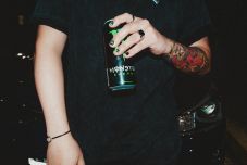 Döntő fórumként megszavazta a képviselőház: tilos energiaitalt eladni kiskorúaknak