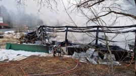 Leégett egy műanyagraktár Brassó megyében – A tűzoltók hét órán át küzdöttek a lángokkal