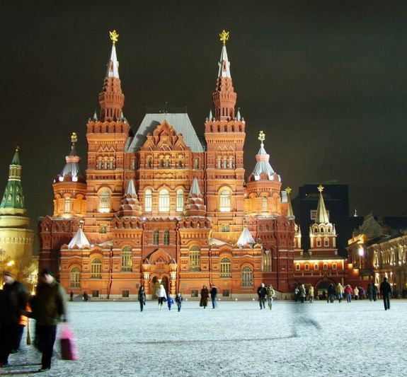 Körözik az oroszok az ukrán modellt, aki a moszkvai Vörös téren meztelenkedett