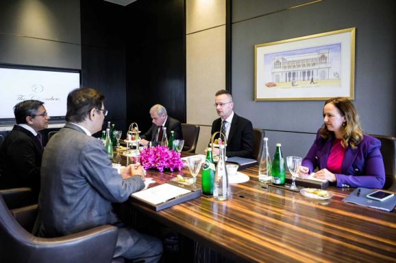 Szijjártó Péter: Magyarország igent mond a zöld átállásra, de nemet a szélsőséges zöld ideológiákra