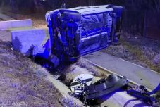 Súlyos baleset: lesodródott az úttestről és hídfőnek ütközött egy autó