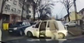 Összekeverte a pedálokat a tanulóvezető, elgázolta a nőt, akinek éppen segíteni akartak